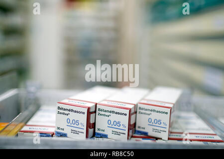 Farmacia. Farmaci in un cassetto scorrevole. La Francia. Foto Stock