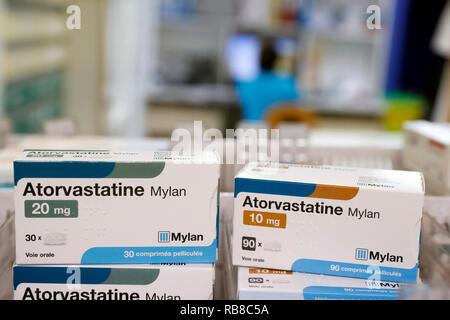 Farmacia. Farmaci in un cassetto scorrevole. Atorvastatine. La Francia. Foto Stock