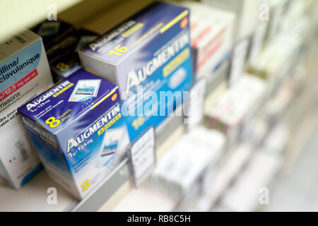 Farmacia. Medicina in scaffali. Antibiotici. La Francia. Foto Stock