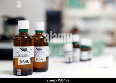 Farmacia. Oli essenziali in bottiglie di vetro. La Francia. Foto Stock
