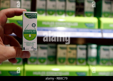 Farmacia. Medicina in scaffali. La medicina naturale. Oli essenziali in bottiglie di vetro. Olfactotherapy. La Francia. Foto Stock