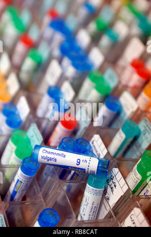 Farmacia. Medicinali omeopatici. Chamomilla vulgaris. La Francia. Foto Stock