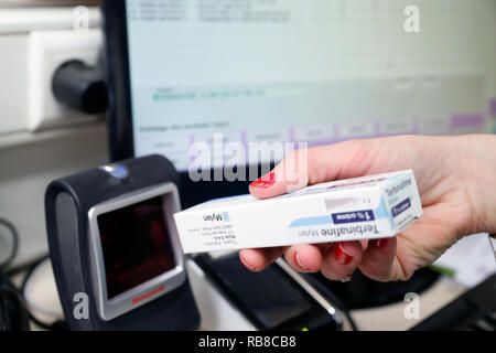 Farmacia. Contatore. Il farmacista con farmaci. La Francia. Foto Stock