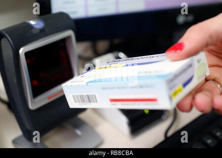 Farmacia. Contatore. Il farmacista con farmaci. La Francia. Foto Stock