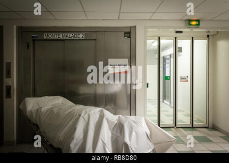 Lavorando su un corpo morto in una camera mortuaria in un ospedale. Foto Stock