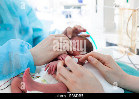 Un educatore si prende cura di un bambino prematuro. Ospedale. Aix en Provence. Foto Stock