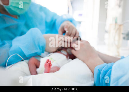 Un educatore si prende cura di un bambino prematuro. Ospedale. Aix en Provence. Foto Stock