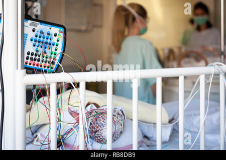 Un educatore si prende cura di un bambino prematuro nel dipartimento neonatalogy. Ospedale. Aix en Provence. Foto Stock