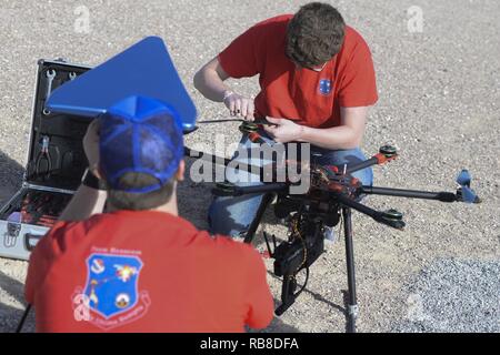 Derek Stanley e Paolo Sikora da Hanscom Air Force Base, Ma., impostare la loro radar e drone durante la fase di setup del 2016 Air Force Research Laboratory comandanti sfida al Nevada National Security Sito, Las Vegas NV., Dic 10, 2016. Squadre provenienti da sei diverse basi sono state dato sei mesi per sviluppare un concetto per combattere problemi girevole intorno a fuchi e quindi dimostrare loro di giudici durante la sfida. Foto Stock