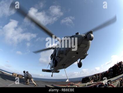 Mare Mediterraneo (dec. n. 10, 2016) Marines si allontanano dopo l'attacco di pallet per un MH-60S Sea Hawk elicottero sul ponte di volo a bordo di un assalto anfibio nave USS Wasp (LHD 1), Dicembre 10, 2016. Wasp viene distribuito con la Vespa Anfibia gruppo pronto per supportare le operazioni di sicurezza marittima e di teatro la cooperazione in materia di sicurezza gli sforzi negli Stati Uniti Sesta flotta area di operazioni. Foto Stock