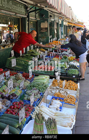 VIENNA, Austria - 11 luglio 2015: turisti dello shopping al mercato Naschmarkt Farmers Market di Vienna in Austria. Foto Stock