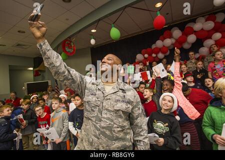 Senior Master Sgt. Harry Waugh, centro 177th Fighter Wing, New Jersey Air National Guard, prende un selfie con quarta livellatrici dal Seaview Scuola Elementare di Linwood, N.J., durante il XVI vacanza annuale "ongfest' presso il New Jersey Veterans Memorial Home a Vineland, N.J., Dic 13, 2016. Più di 80 quarta livellatrici e 18 aviatori cantato canzoni di vacanza e distribuite le carte per la casa residenti durante l'evento. Foto Stock