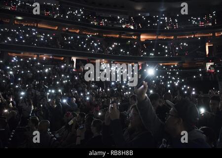 I membri del servizio allegria durante il XIV tributo annuale per le truppe evento al Verizon Center di Washington, D.C., Dic 13, 2016. WWE omaggio alle truppe è un evento annuale tenuto dalla WWE e Forze Armate intrattenimento in dicembre durante la stagione delle vacanze dal 2003, ad onorare e ad intrattenere le forze armate degli Stati Uniti hanno deputati. Gli artisti interpreti o esecutori di WWE e dipendenti viaggiano per i campi militari, basi e ospedali, compreso il Walter Reed Army Medical Center e Bethesda Naval Hospital. Foto Stock