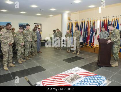 Lt. Col. Kevin Forrester, vice cappellano di comando degli STATI UNITI Europa dell'esercito presso la sede centrale e sede società detiene la invocazione per la 380 Guardia Nazionale celebrazione di compleanno su argilla Kaserne, Wiesbaden, Germania dic. 13, 2016. Foto Stock