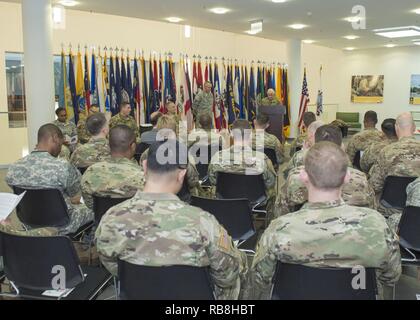 Lt. Col. Ramon Angelucci, vice esercito nazionale Guard advisor, U.S. Esercito Europa, ci parla della storia della Guardia Nazionale durante la 380 Guardia Nazionale celebrazione di compleanno su argilla Kaserne, Wiesbaden, Germania, 13 dicembre 2016. Foto Stock