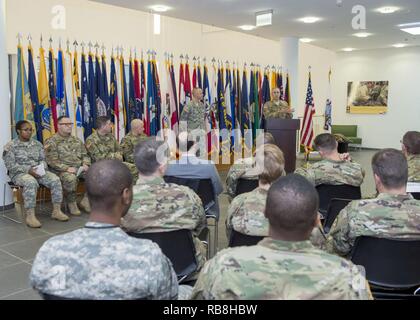 Brig. Gen. Phillip S. Jolly, U.S. Esercito dell'Europa il vice comandante generale di mobilitazione e di affari di riserva, detiene il commento durante la 380 Guardia Nazionale celebrazione di compleanno su argilla Kaserne, Wiesbaden, Germania, 13 dicembre 2016. Foto Stock