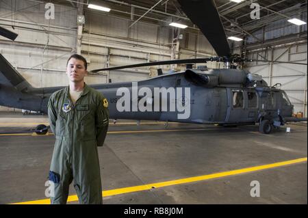 Stati Uniti Air Force Staff Sgt. Giuseppe Arriza è una missione speciale aviatore istruttore per la XXXIII squadrone di salvataggio. Egli ha partecipato al salvataggio di cinque Marines al fianco di altri membri della XXXIII RQS, 31 RQS, Giappone Aria forza di autodifesa e il Giappone Coast Guard dic. 13, 2016. I marines, assegnati alle Marine Aircraft Group 36, primo velivolo Marina Wing, aveva condotto un fondale basso lo sbarco al largo di Okinawa vicino a Camp Schwab in una MV-22 Osprey. Foto Stock