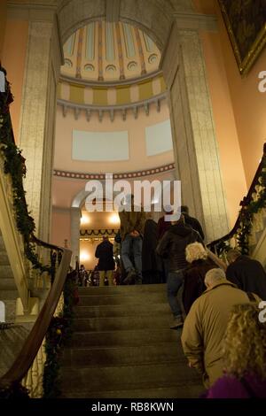 I visitatori di attendere per visualizzare lo scrigno del Sen. John H. Glenn, Jr., durante una visualizzazione pubblico all'Ohio Statehouse, Columbus, Ohio, a Dic. 16, 2016. Dopo aver volato 149 missioni di combattimento della Seconda Guerra Mondiale e la guerra di Corea, Glenn divenne il primo americano in orbita attorno alla terra nel 1962. Dopo essersi ritirato dal programma spaziale, Glenn era stato eletto per gli Stati Uniti Senato nel 1974 per rappresentare lo stato dell'Ohio. Foto Stock