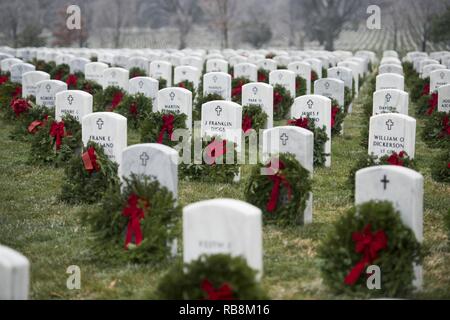 Ghirlande resto sulle lapidi nel Cimitero di Arlington dopo la ghirlanda di tutta l'America caso, Dic 17, 2016 in Arlington, Virginia quest anno ricorre il venticinquesimo anno che le corone sono state poste a ANC. Foto Stock