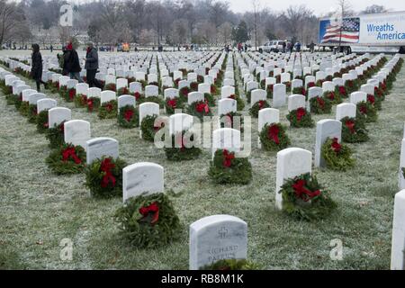 Ghirlande resto sulle lapidi nel Cimitero di Arlington durante la ghirlanda di tutta l'America caso, Dic 17, 2016 in Arlington, Virginia quest anno ricorre il venticinquesimo anno che le corone sono state poste a ANC. Foto Stock