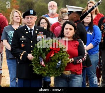 Col. James Treece, Post Comandante di Fort Chaffee JMTC, accompagna la sig.ra Anjanette Buffalo, Stella d'oro madre della CPL. Loren Buffalo, al posto di una corona di fiori ai piedi dell'Oahu Memoriale della Seconda guerra mondiale. Col. Treece il padre era un prigioniero di guerra durante la seconda guerra mondiale. La sig.ra Buffalo del figlio Cpl. Il bufalo, è stato ucciso in azione il 9 marzo, 2011, mentre egli era sostenere l Operazione Enduring Freedom. Foto Stock