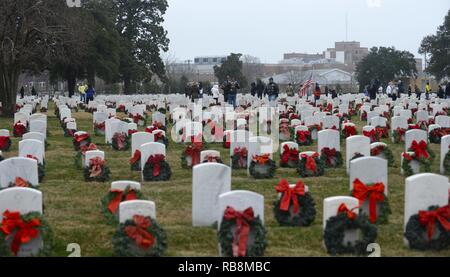 Ghirlande giaceva su Veteran's lapidi durante un cittadino di corone in tutta l'America ricordo cerimonia al Hampton Cimitero Nazionale di Hampton, Va., Dic 17, 2016. Più di 6.000 tombe sono stati indossati corone presso il cimitero di più di duecento volontari. Foto Stock