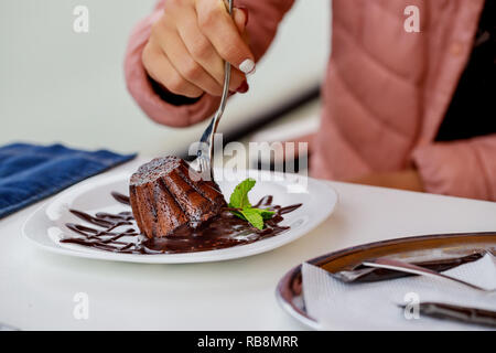 In casa calda individuale fondente di cioccolato brownie in cucchiaio Foto Stock