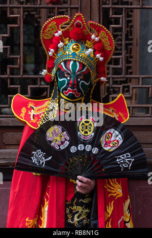 Chengdu, nella provincia di Sichuan, in Cina - Nov 18, 2018 : Ritratto di un yound uomo vestito in Sichuan Opera tradizionale costume in Jinli street zona turistica. Foto Stock