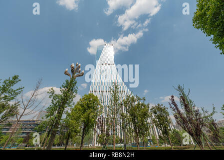 Chengdu, nella provincia del Sichuan, Cina - 26 Maggio 2018: CCFC edificio contro il cielo blu a Chengdu Tianfu avenue Foto Stock