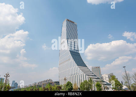 Chengdu, nella provincia del Sichuan, Cina - 26 Maggio 2018: CCFC edificio contro il cielo blu a Chengdu Tianfu avenue Foto Stock