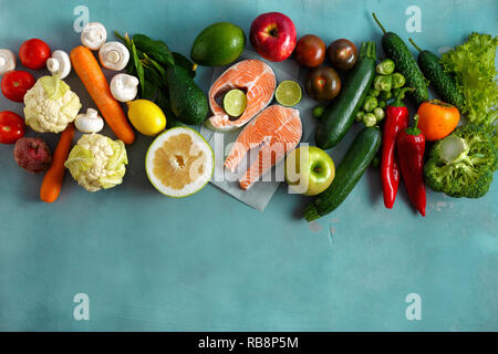 Impostare il cibo sano (cereali, semi, pesce, verdure e frutti su sfondo di pietra vista dall'alto. Cibo sano concetto Foto Stock