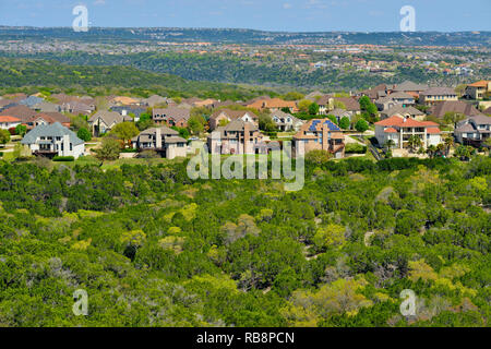 Affacciato su suburban Austin Hill Country in primavera, Austin, Texas, Stati Uniti d'America Foto Stock