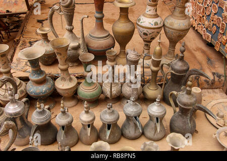 Il vecchio metallo caffè beduino bicchieri e brocche per acqua in uno dei mercati in Petra,Giordania Foto Stock