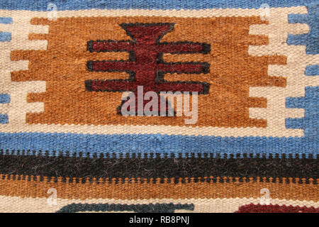 Vecchio Giordano tradizionale tappeto con un modello geometrico blu, bianco e rosso scuro Foto Stock