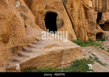 Little Petra Siq al-Barid, Wadi Musa, Giordania. Il complesso architettonico poco Petra è templi tagliato nella roccia, altari, scale, camere, ritua Foto Stock