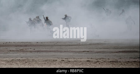 Soldati, simulando una spiaggia dello sbarco come parte delle forze armate giorno di Weymouth, Inghilterra Foto Stock