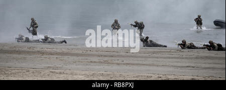 Soldati, simulando una spiaggia dello sbarco come parte delle forze armate giorno di Weymouth, Inghilterra Foto Stock