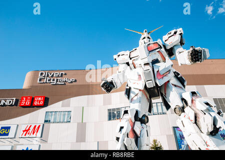 Tokyo, Giappone - 23 Novembre 2018 : Odaiba Diver City Tokyo Plaza shopping mall e real-size Gundam robot Foto Stock