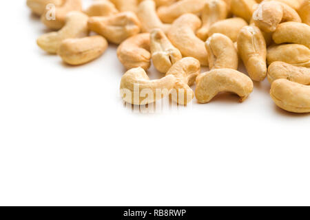 Arrosto di noci di acagiù isolati su sfondo bianco. Foto Stock