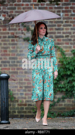 La Duchessa di Cambridge, arriva per una visita al giardino sommerso nei giardini di Kensington Palace. Foto Stock