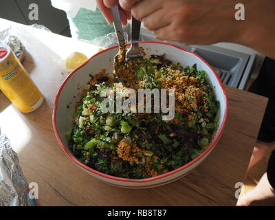 Casalinga che prepara una insalata per bambini festa di compleanno Foto Stock