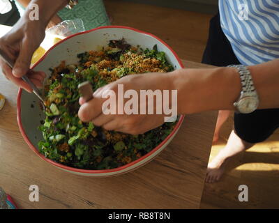 Casalinga che prepara una insalata per bambini festa di compleanno Foto Stock