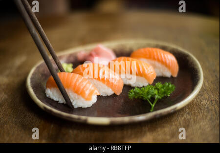 Sushi disposti splendidamente in una piastra Foto Stock