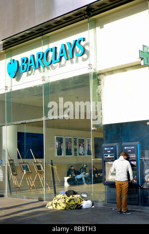 Senzatetto dormire fuori Barclays Bank, Piccadilly Circus, Londra, Inghilterra, Regno Unito. Foto Stock