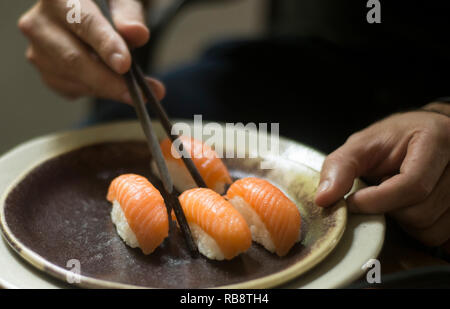 Sushi disposti splendidamente in una piastra Foto Stock