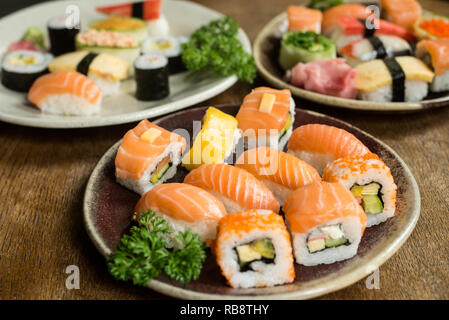 Sushi disposti splendidamente in una piastra Foto Stock