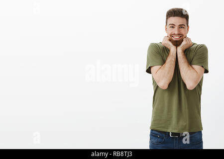 Così carino mi sono emozionato. Ritratto di sorpresa e piacere girly silly barbuto gay ragazzo sorridente con gioia da anticipazione testa pendente sulle palme di gioia non può attendere data la sera per San Valentino Foto Stock