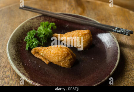 Sushi disposti splendidamente in una piastra Foto Stock