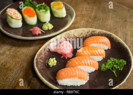 Sushi disposti splendidamente in una piastra Foto Stock