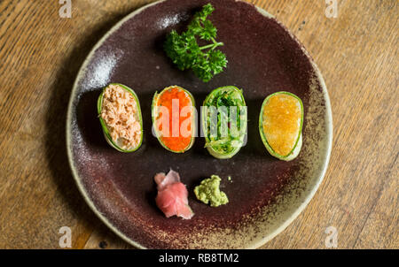 Sushi disposti splendidamente in una piastra Foto Stock